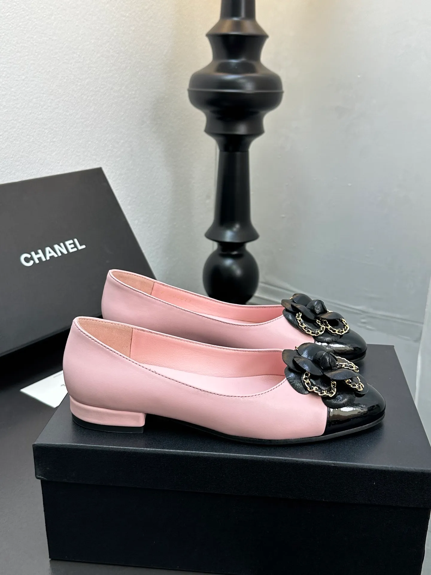 👟👟Ex-factory price 600👟👟 CHANEL｜Chanel Chanel 25C early spring new product Camellia series flat shoes This season’s Camellia series is really beautiful😍 Grandma Xiang’s family has always had the elegant and ladylike temperament, full of high-end sense! It’s very nice on the feet~ Whether worn barefoot or paired with skirts or trousers, it’s very versatile! Incomparably beautiful! Extraordinarily fairy 🧚 Overwhelmingly girly‼ ️ The upper is made of imported lambskin, the lining is made of mixed sheepskin, and the Italian A-grade leather outsole Size: 35-39 (40/41 customized)